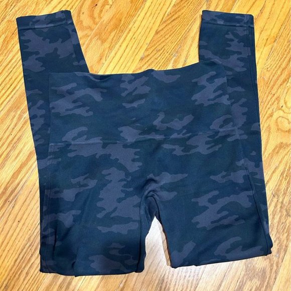 SPANX black camo leggings - Picture 2 of 2
